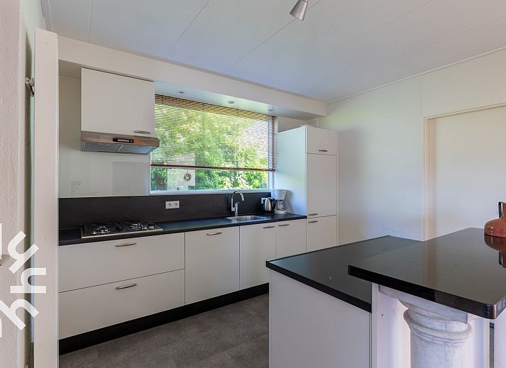 Gemuetliches Wohnzimmer des Ferienhauses ZE142 in Koudekerke, Walcheren mit Kamin und Aussicht.