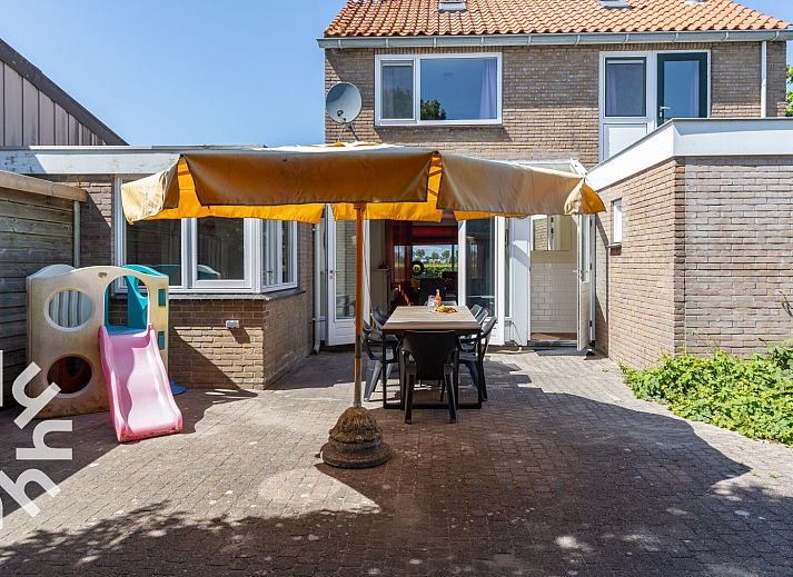 Helles Schlafzimmer im Ferienhaus ZE142 in Koudekerke, Walcheren mit Doppelbett und Aussicht.