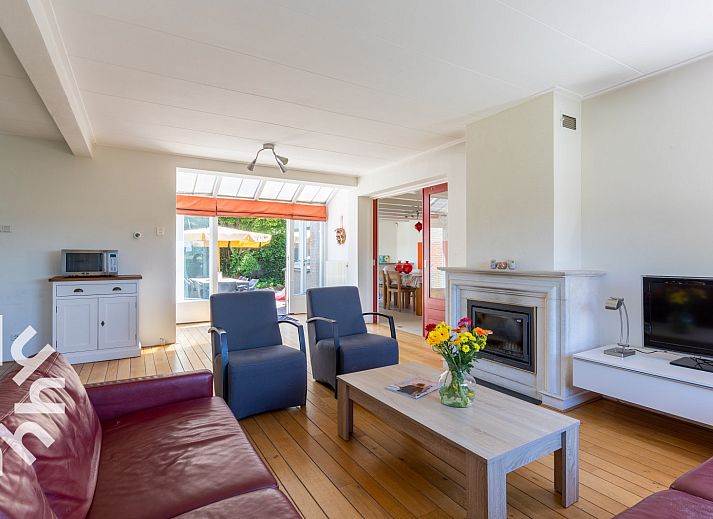 Geraeumige Terrasse des Ferienhauses ZE142 in Koudekerke, Walcheren mit grossem Sonnenschirm und Sitzgelegenheit.