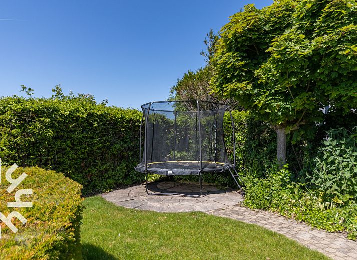 Trampolin im Garten des Ferienhauses ZE142 in Koudekerke, Walcheren, ideal fuer Kinder.