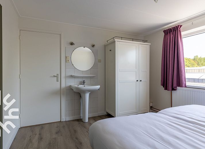 Schlafzimmer mit Waschbecken im Ferienhaus ZE142 in Koudekerke, Walcheren, Zeeland.