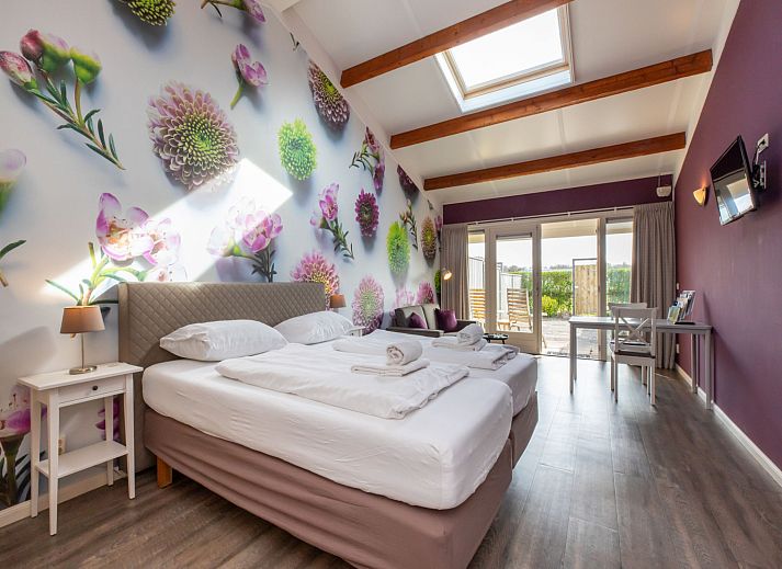 Gemuetliches Wohnzimmer im Ferienhaus 'T Bloemenhof Koudekerke mit bunter Blumenwand, Walcheren, Zeeland.