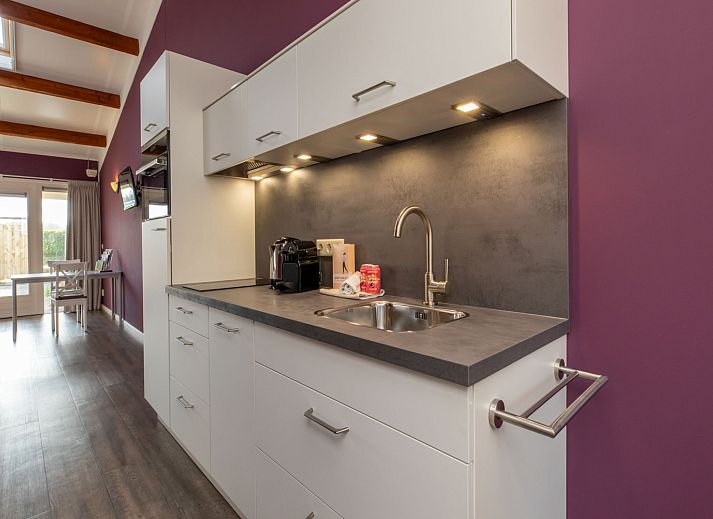 Gemuetliches Wohnzimmer im Ferienhaus 'T Bloemenhof Koudekerke mit bunter Blumenwand, Walcheren, Zeeland.