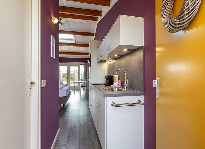 Geraeumiges Schlafzimmer im Ferienhaus 'T Bloemenhof Koudekerke mit bequemem Doppelbett, Walcheren, Zeeland.