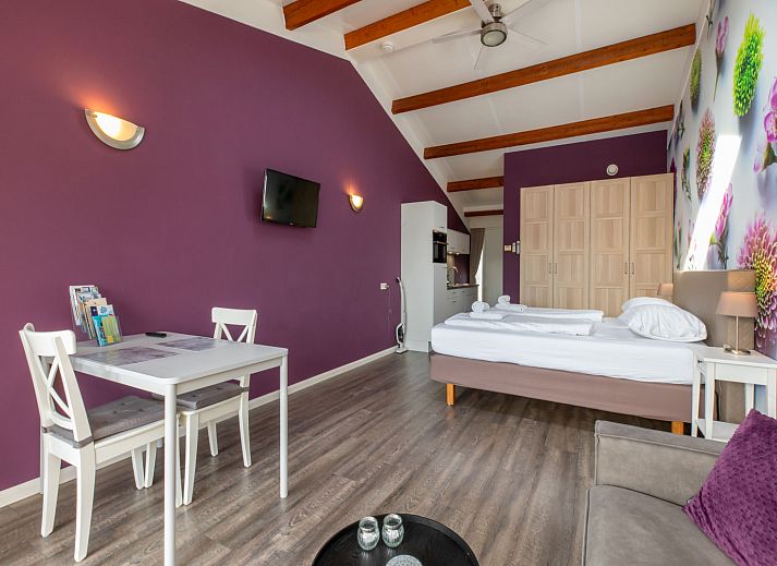 Geraeumiges Schlafzimmer im Ferienhaus 'T Bloemenhof Koudekerke mit bequemem Doppelbett, Walcheren, Zeeland.