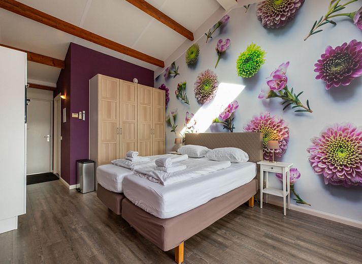 Moderne Kueche im Ferienhaus 'T Bloemenhof Koudekerke mit schlichten weissen Schraenken, Walcheren, Zeeland.