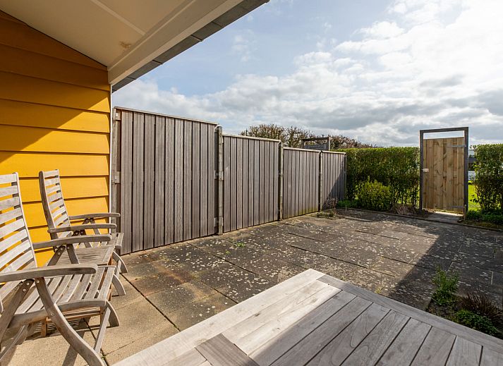 Moderne Kueche im Ferienhaus 'T Bloemenhof Koudekerke mit schlichten weissen Schraenken, Walcheren, Zeeland.