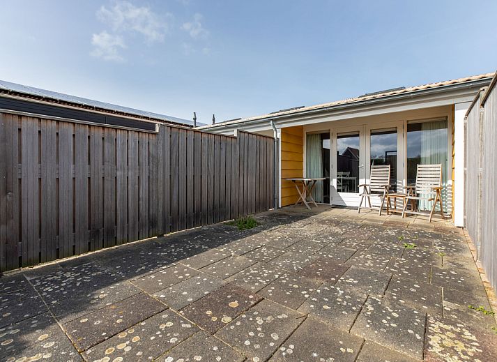 Moderne Kueche im Ferienhaus 'T Bloemenhof Koudekerke mit schlichten weissen Schraenken, Walcheren, Zeeland.