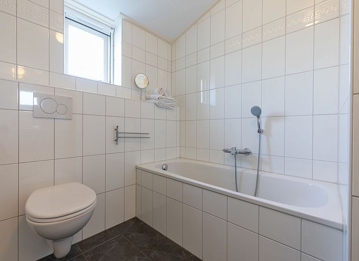 Moderne Kueche im Ferienhaus 'T Bloemenhof Koudekerke mit schlichten weissen Schraenken, Walcheren, Zeeland.