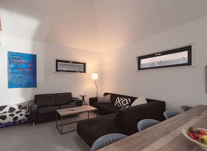 Esszimmer des Ferienhauses in Koudekerke, Walcheren mit Holztisch und moderner Einrichtung.