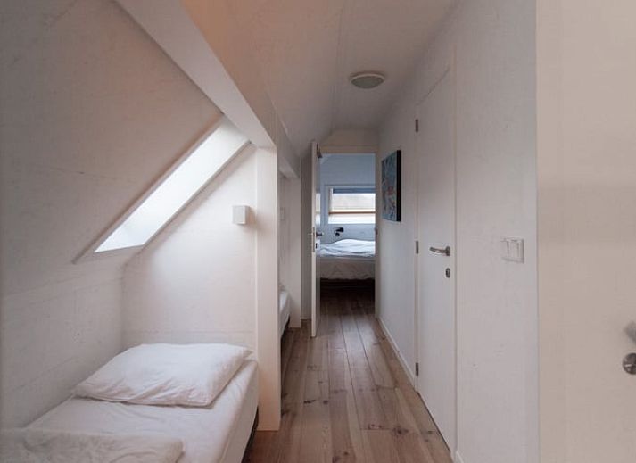 Esszimmer des Ferienhauses in Koudekerke, Walcheren mit Holztisch und moderner Einrichtung.