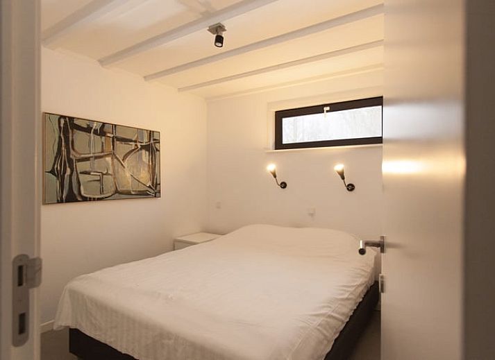 Esszimmer des Ferienhauses in Koudekerke, Walcheren mit Holztisch und moderner Einrichtung.