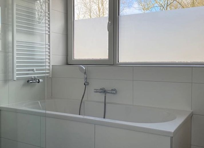 Gemuetlicher Innenbereich des Ferienhauses in Koudekerke, Zeeland, mit Kueche und Sitzecke.