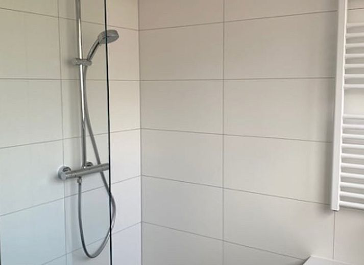 Gemuetlicher Innenbereich des Ferienhauses in Koudekerke, Zeeland, mit Kueche und Sitzecke.