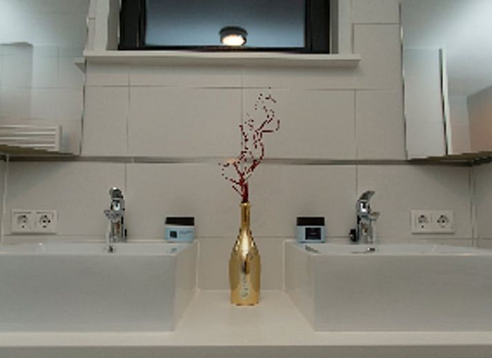 Stilvolles Wohnzimmer im Ferienhaus in Koudekerke, Walcheren mit bequemen Sofas.