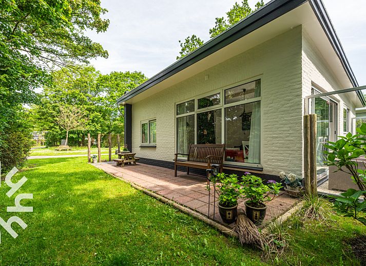Ferienhaus ZE722 in Oostkapelle, Walcheren, Zeeland mit grosser Auffahrt und gruener Umgebung.