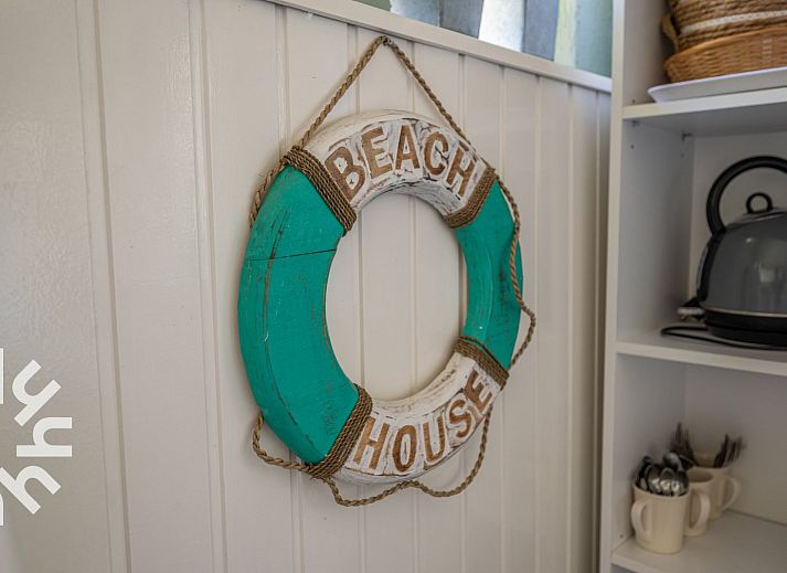 Terrasse des Ferienhauses ZE722 in Oostkapelle, Walcheren, Zeeland mit Snacks und Getraenken.