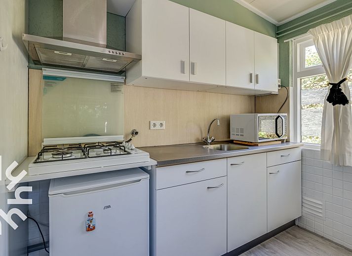 Terrasse des Ferienhauses ZE722 in Oostkapelle, Walcheren, Zeeland mit Snacks und Getraenken.