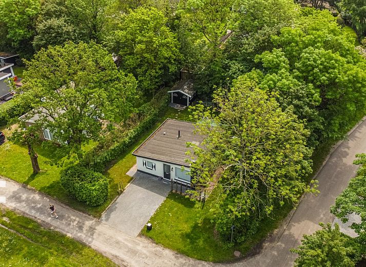 Terrasse des Ferienhauses ZE722 in Oostkapelle, Walcheren, Zeeland mit Snacks und Getraenken.