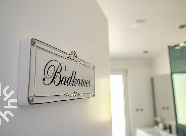 Modernes Badezimmer mit Dusche im Ferienhaus ZE722, Oostkapelle, Walcheren, Zeeland.