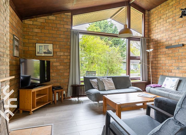 Terrasse des Ferienhauses ZE366 in Oostkapelle, Walcheren, mit bequemen Sitzgelegenheiten.