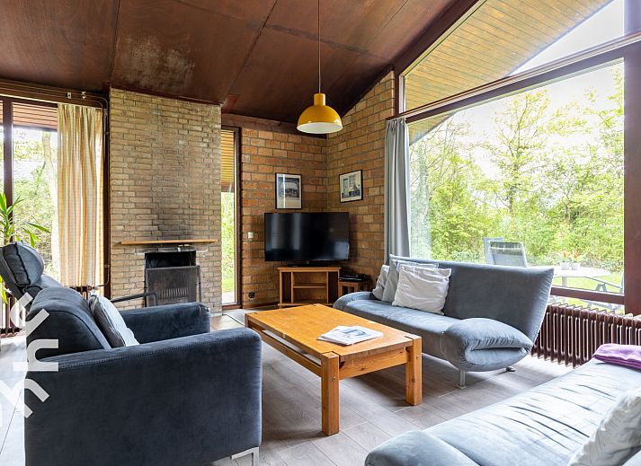 Terrasse des Ferienhauses ZE366 in Oostkapelle, Walcheren, mit bequemen Sitzgelegenheiten.