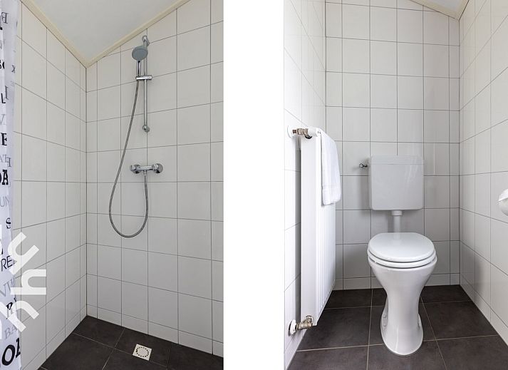 Terrasse des Ferienhauses ZE366 in Oostkapelle, Walcheren, mit bequemen Sitzgelegenheiten.