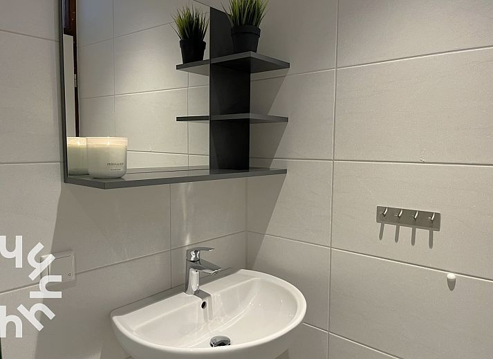 Geraeumige Terrasse des Ferienhauses ZE366 in Oostkapelle, Walcheren, umgeben von Natur.