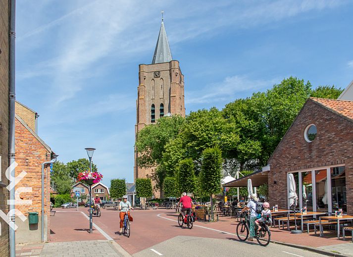 Geraeumige Terrasse des Ferienhauses ZE366 in Oostkapelle, Walcheren, umgeben von Natur.
