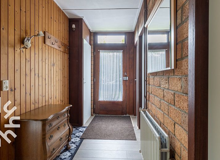 Gemuetliches Wohnzimmer im Ferienhaus ZE366 in Oostkapelle, Walcheren, mit Kamin.