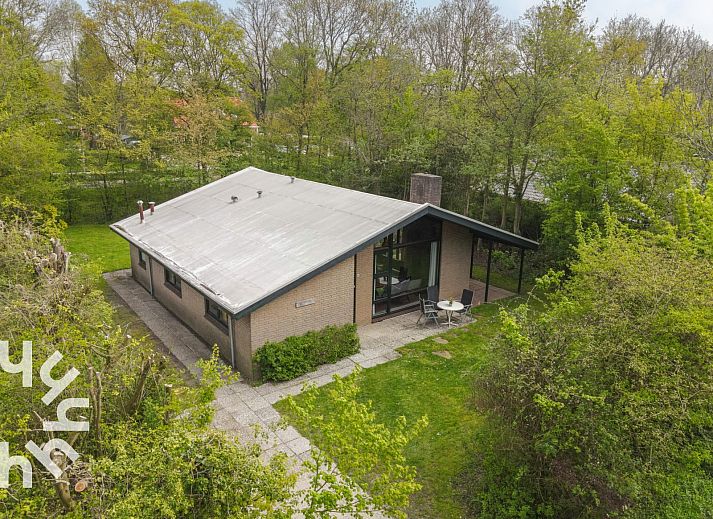 Gemuetliches Wohnzimmer im Ferienhaus ZE366 in Oostkapelle, Walcheren, mit Kamin.