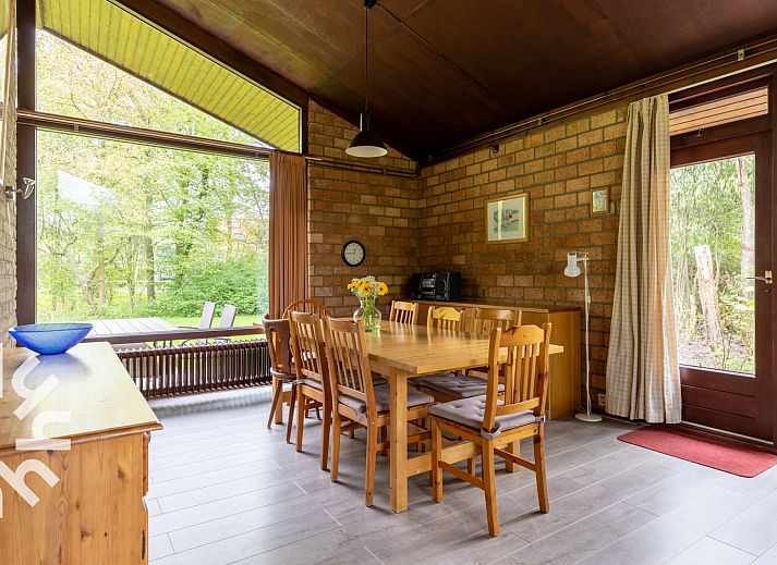 Gemuetliches Wohnzimmer im Ferienhaus ZE366 in Oostkapelle, Walcheren, mit Kamin.