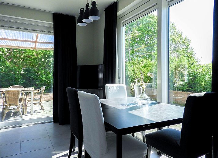 Terrasse des VZ488 Ferienhauses Oostkapelle mit Blick auf die Natur, Zeeland.