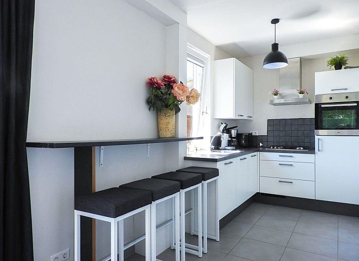 Terrasse des VZ488 Ferienhauses Oostkapelle mit Blick auf die Natur, Zeeland.