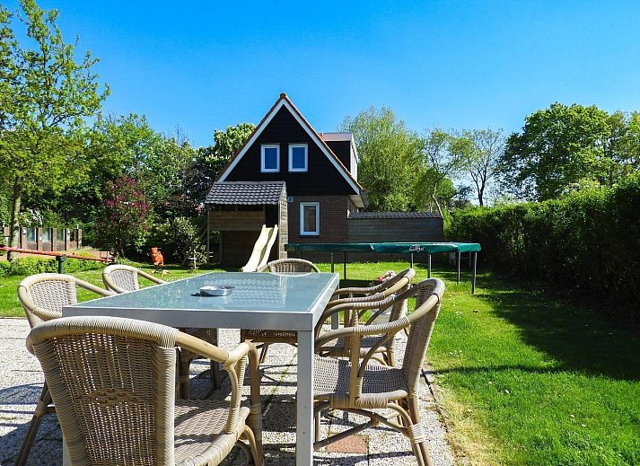 Modernes Wohnzimmer in VZ488 Ferienhaus Oostkapelle, Walcheren, Zeeland.