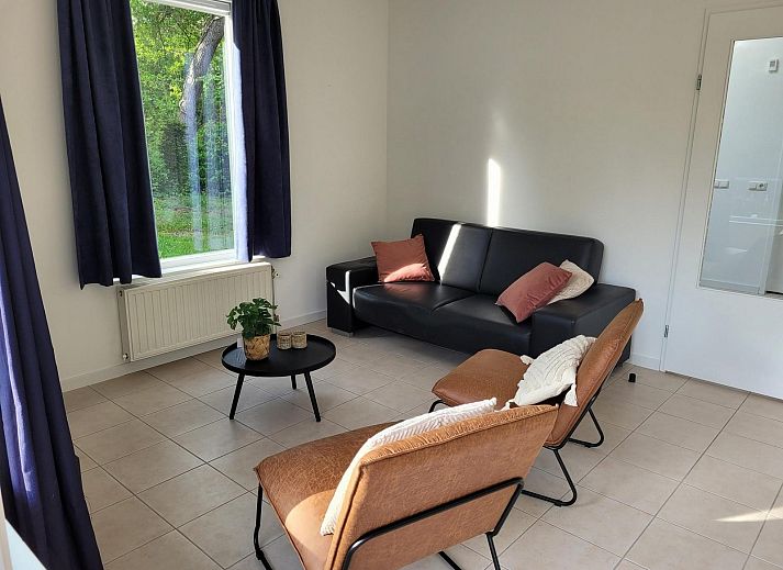 Zijaanzicht van VZ2330 Vakantiehuis in Oostkapelle met balkon en tuin, Walcheren, Zeeland.