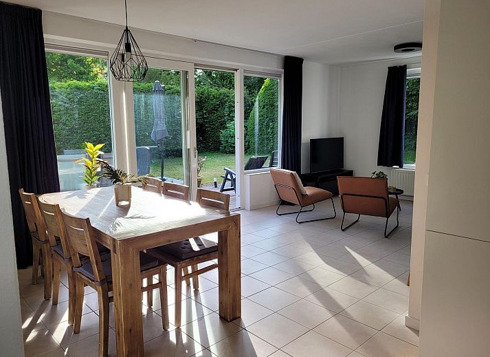 Zijaanzicht van VZ2330 Vakantiehuis in Oostkapelle met balkon en tuin, Walcheren, Zeeland.