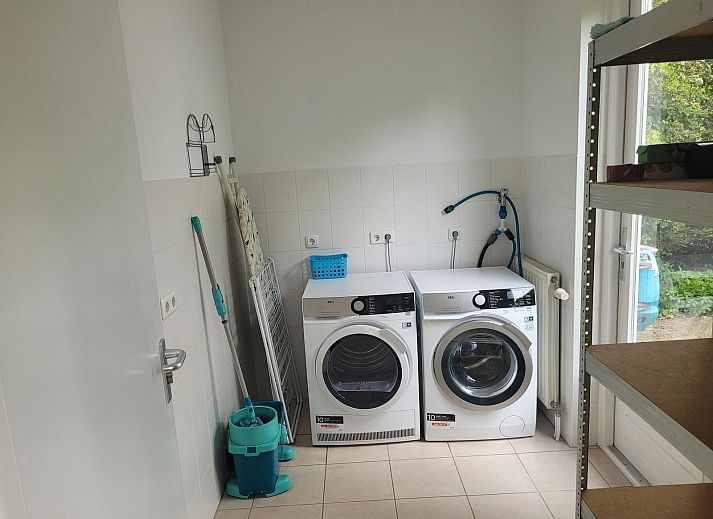 Tuin met eettafel en speeltoestel bij VZ2330 Vakantiehuis in Oostkapelle, Walcheren, Zeeland.