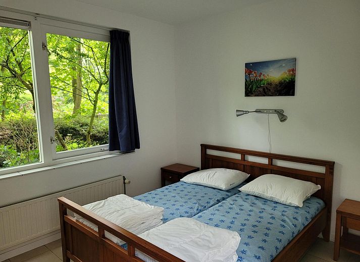 Tuin met eettafel en speeltoestel bij VZ2330 Vakantiehuis in Oostkapelle, Walcheren, Zeeland.