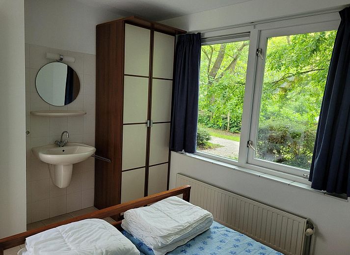 Ruime groene tuin van VZ2330 Vakantiehuis in Oostkapelle, Walcheren, Zeeland.