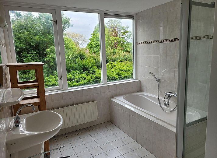 Ruime groene tuin van VZ2330 Vakantiehuis in Oostkapelle, Walcheren, Zeeland.