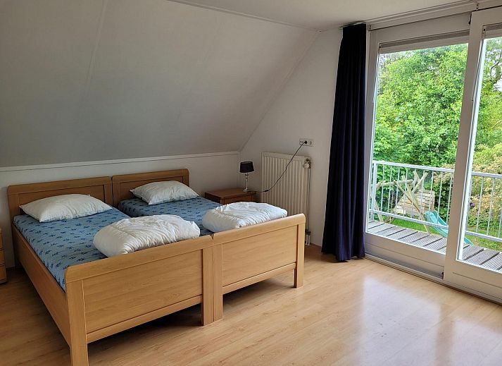 Ruime groene tuin van VZ2330 Vakantiehuis in Oostkapelle, Walcheren, Zeeland.