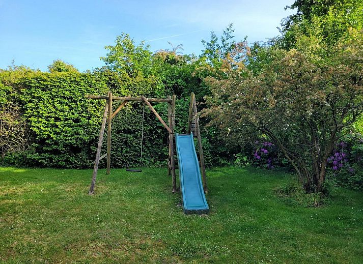 Zonnig terras bij VZ2330 Vakantiehuis in Oostkapelle, omgeven door natuur, Walcheren, Zeeland.