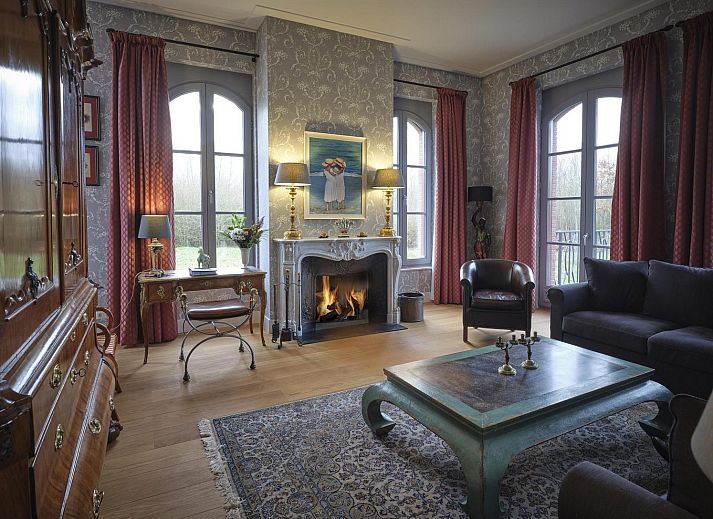 Historische Fassade von VZ2349 Wohnung in Oostkapelle, Walcheren, umgeben von Natur.