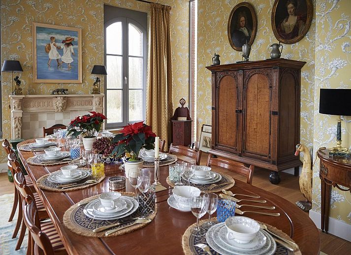 Historische Fassade von VZ2349 Wohnung in Oostkapelle, Walcheren, umgeben von Natur.