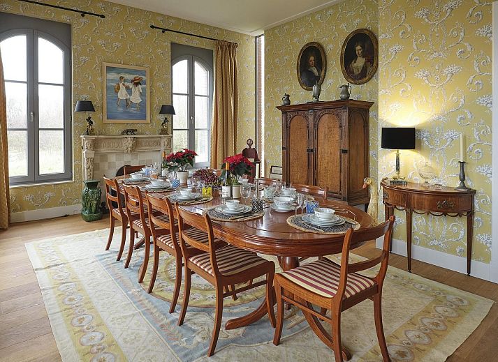 Historische Fassade von VZ2349 Wohnung in Oostkapelle, Walcheren, umgeben von Natur.