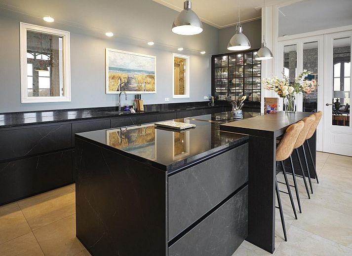 Historische Fassade von VZ2349 Wohnung in Oostkapelle, Walcheren, umgeben von Natur.