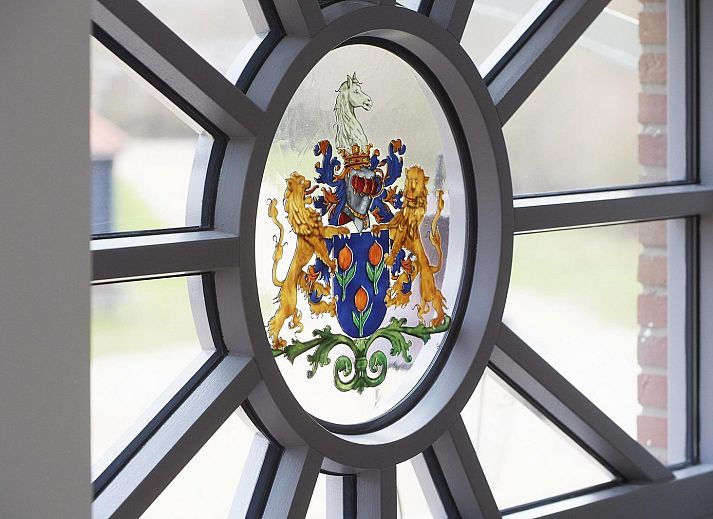 Gemuetliches Wohnzimmer im Appartement VZ2349, Oostkapelle mit Kamin und klassischer Einrichtung.