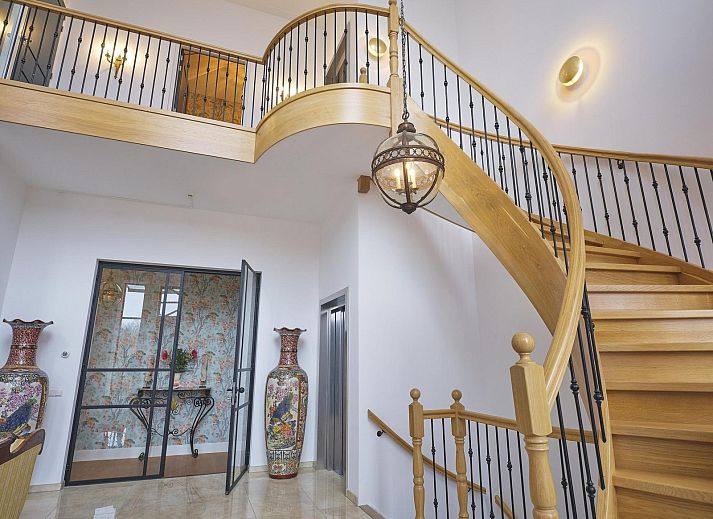 Gemuetliches Wohnzimmer im Appartement VZ2349, Oostkapelle mit Kamin und klassischer Einrichtung.