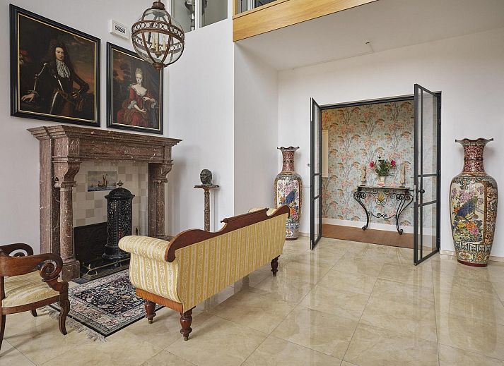 Gemuetliches Wohnzimmer im Appartement VZ2349, Oostkapelle mit Kamin und klassischer Einrichtung.